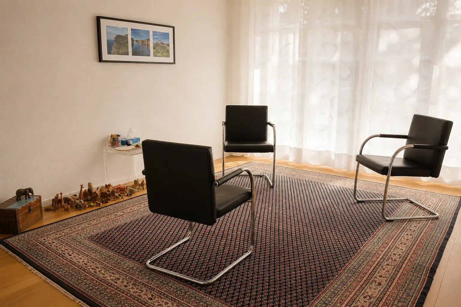 Heller Praxisraum mit drei Gesprächssesseln als Einblick in die therapeutische Arbeitsweise